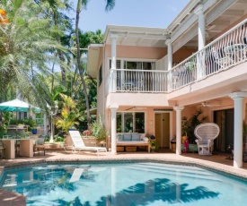 Old Lahaina House-Walk to town & beach!