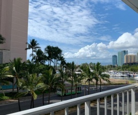 3B/3B Ocean View Condominium w/ Free Parking Stall