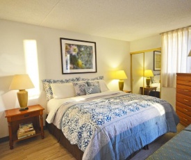 Royal Kuhio 1309 with King Bed, FREE Parking/WiFi, mins to BEACH!