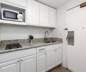 Spacious Studio w/ Parking, beach/mall/park